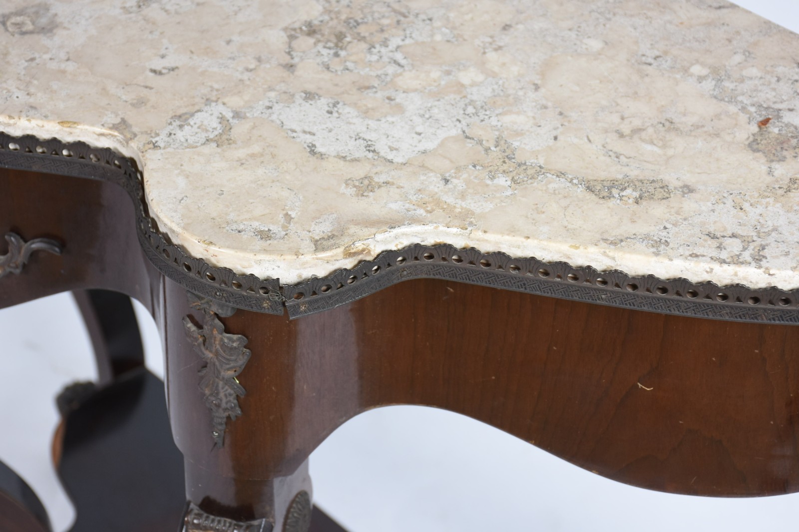 Console de madeira nobre, tampo de mármore com galeria de metal, saia... - foto 4 de 7