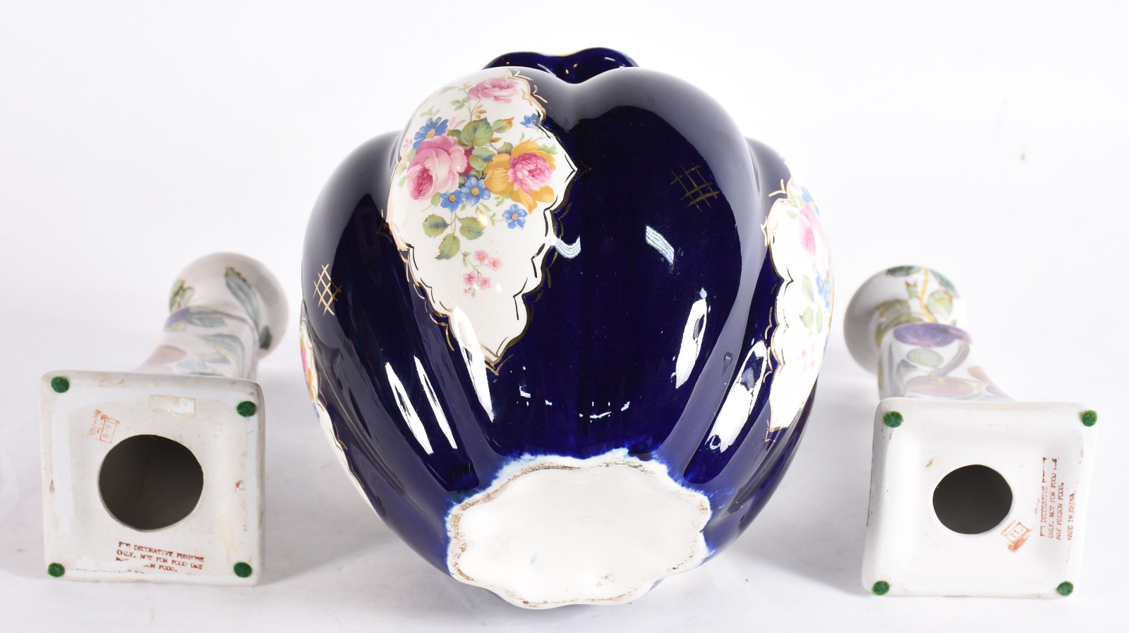 Três peças diversas de porcelana, sendo: Par de castiçais com frutos... - foto 3 de 4
