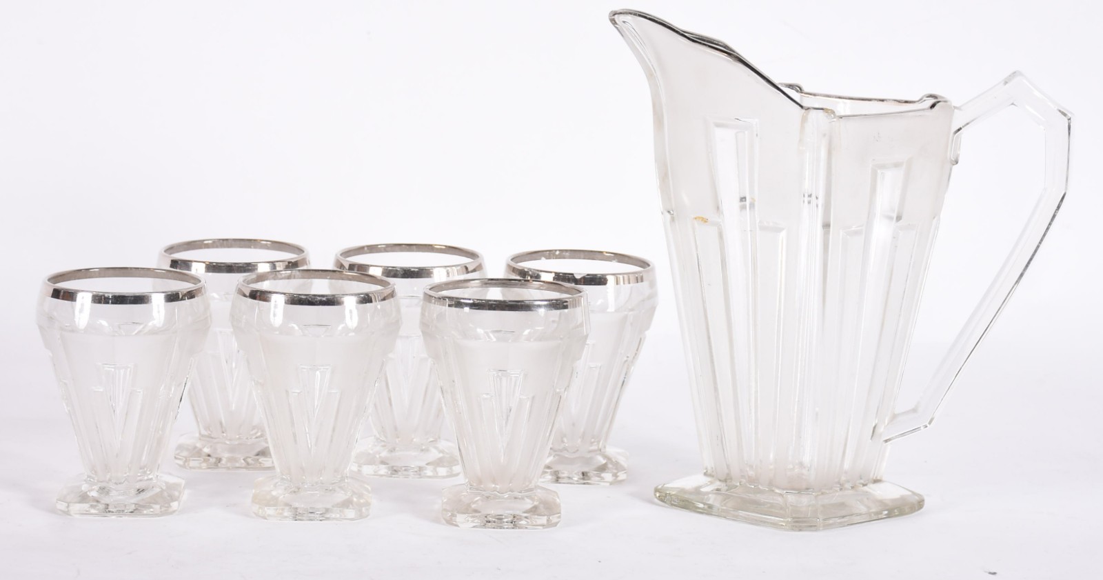 Jarra com 6 copos estilo Art Deco de vidro trabalhado com bordas... - foto 1 de 3