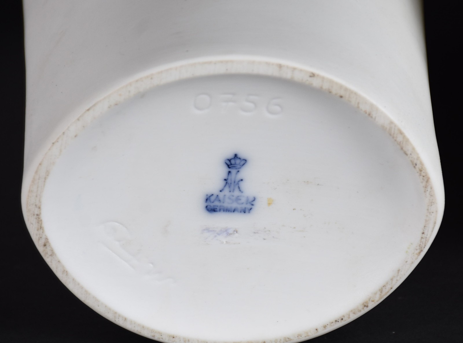 Dois vasos, sendo um branco de biscuit alemão KAISER com flores em... - foto 5 de 5