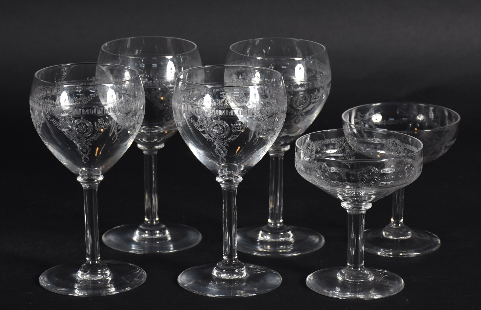 Seis cálices de cristal lavrado, sendo 4 para vinho e 2 taças para... - foto 1 de 3