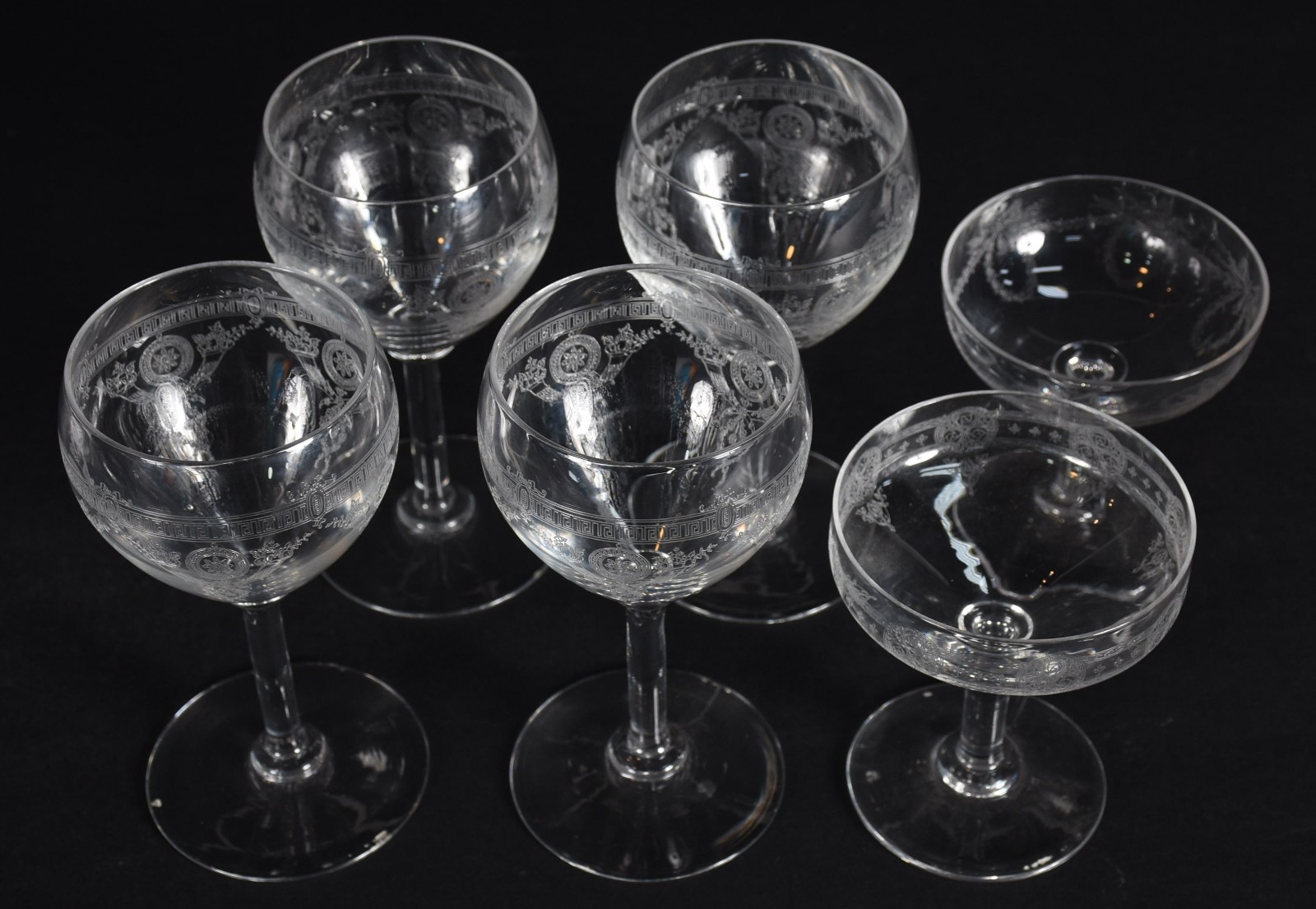 Seis cálices de cristal lavrado, sendo 4 para vinho e 2 taças para... - foto 2 de 3