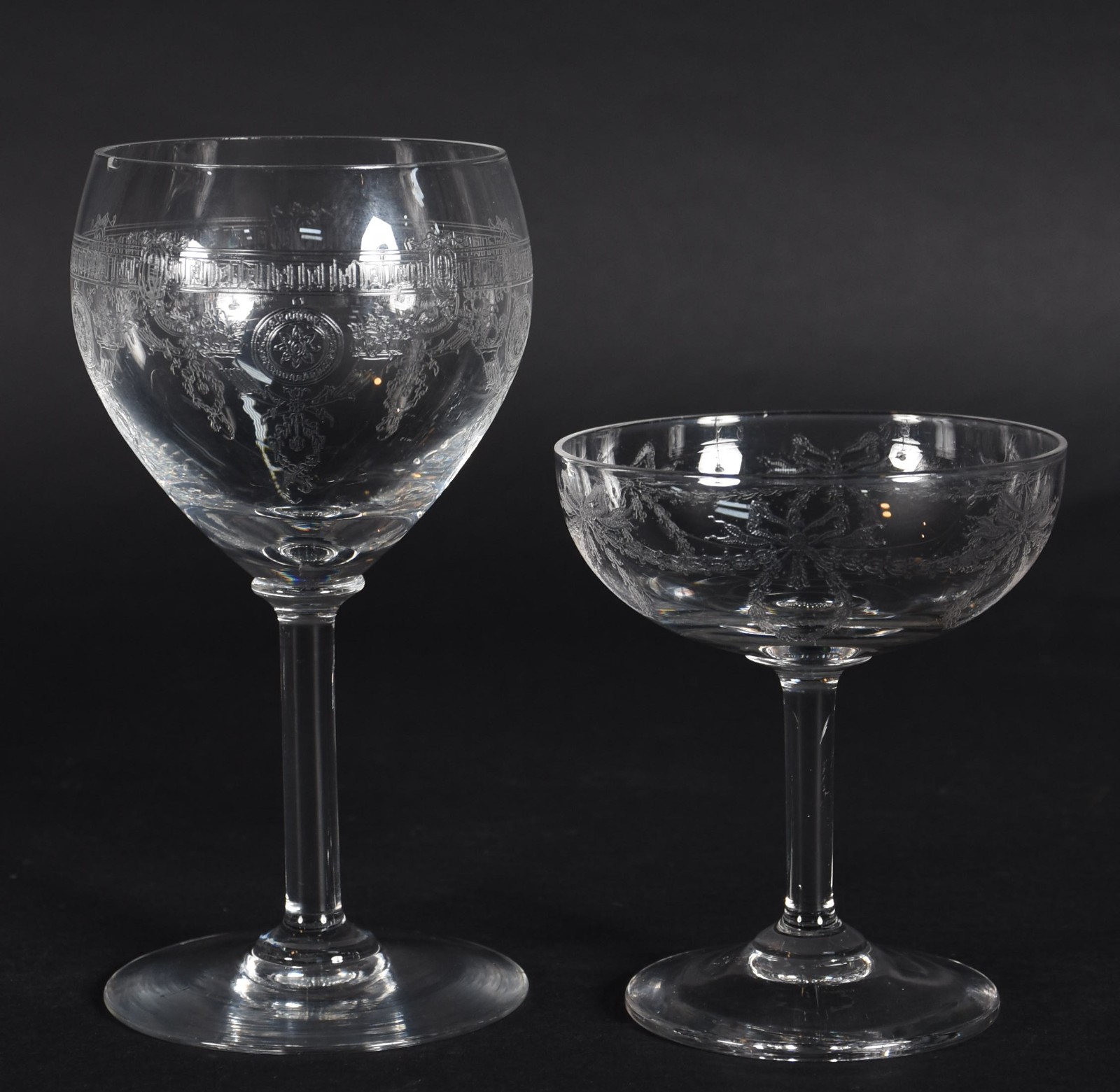 Seis cálices de cristal lavrado, sendo 4 para vinho e 2 taças para... - foto 3 de 3