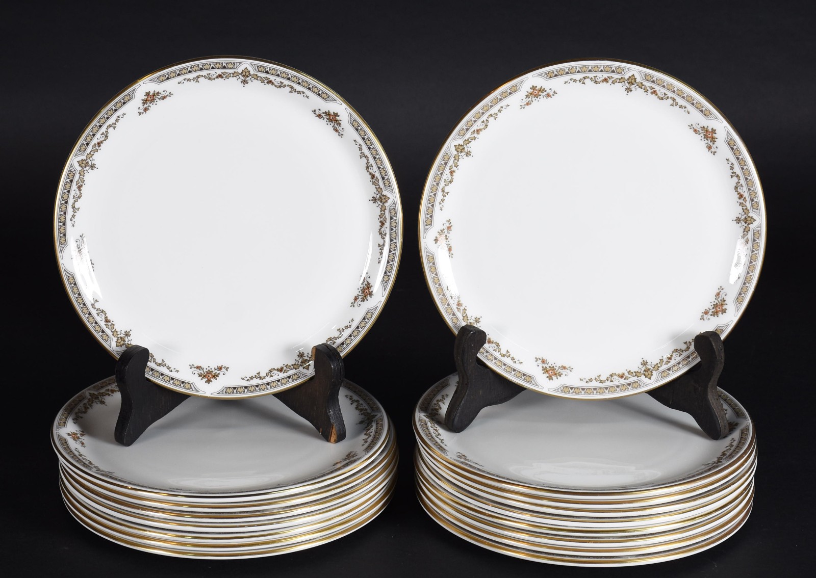 Dezessete pratos para sobremesa de porcelana inglesa Royal Doulton... - foto 1 de 3