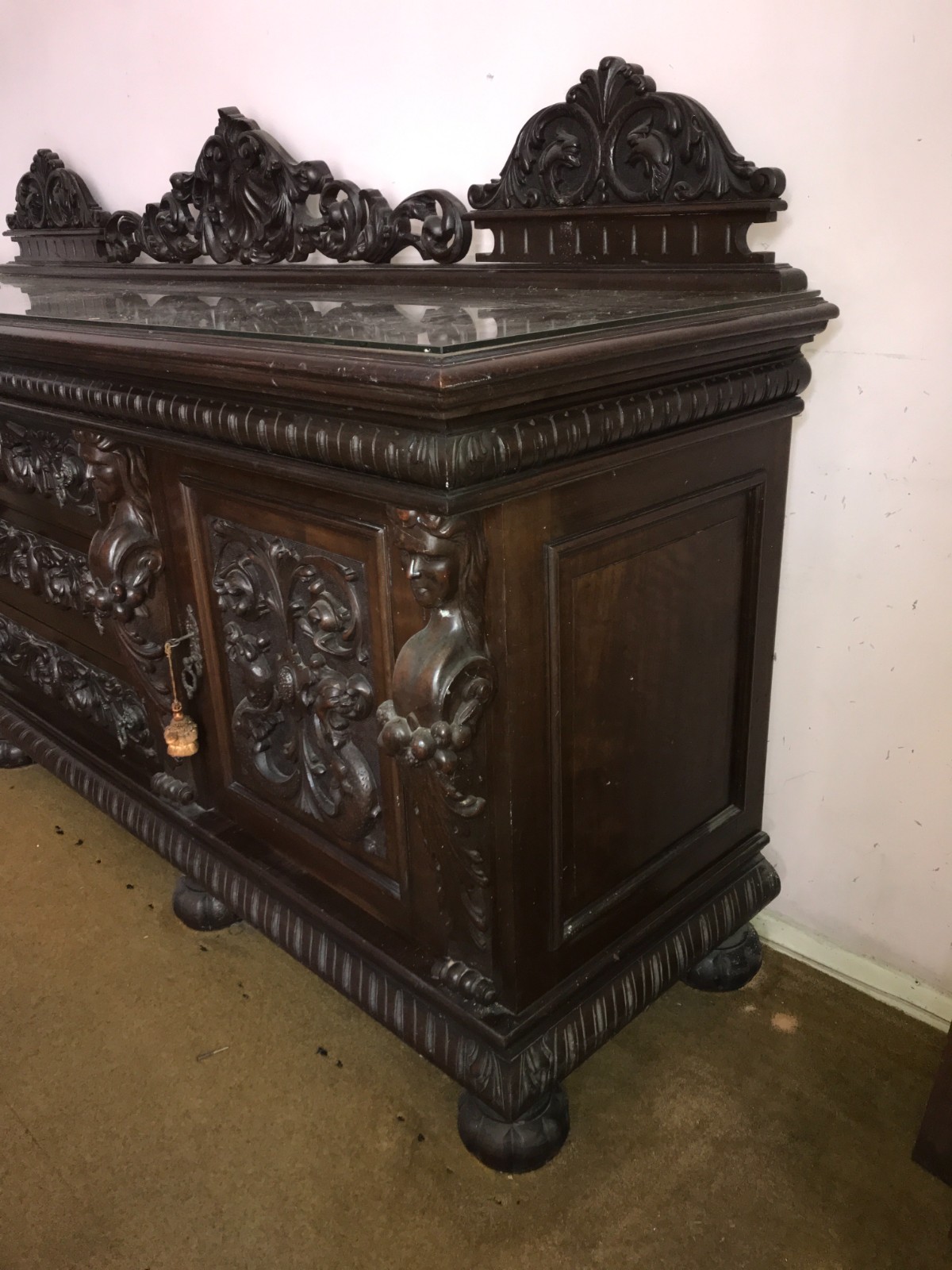 Arca buffet de madeira nobre ricamente trabalhada, 3 gavetas centrais... - foto 2 de 7