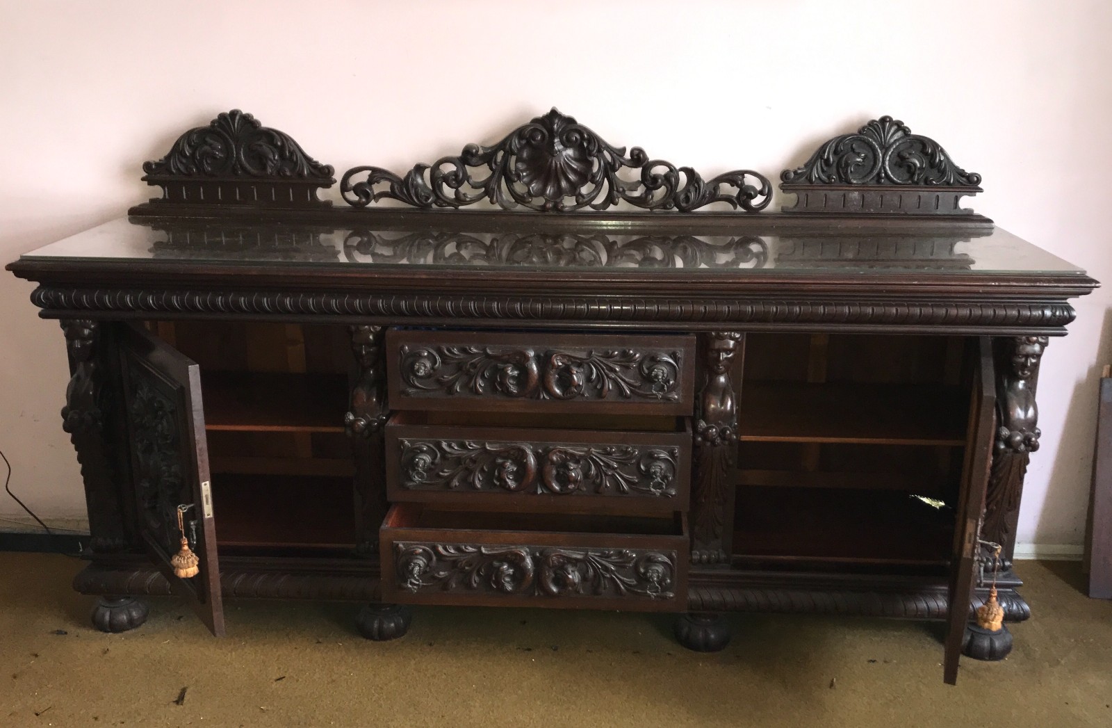 Arca buffet de madeira nobre ricamente trabalhada, 3 gavetas centrais... - foto 3 de 7
