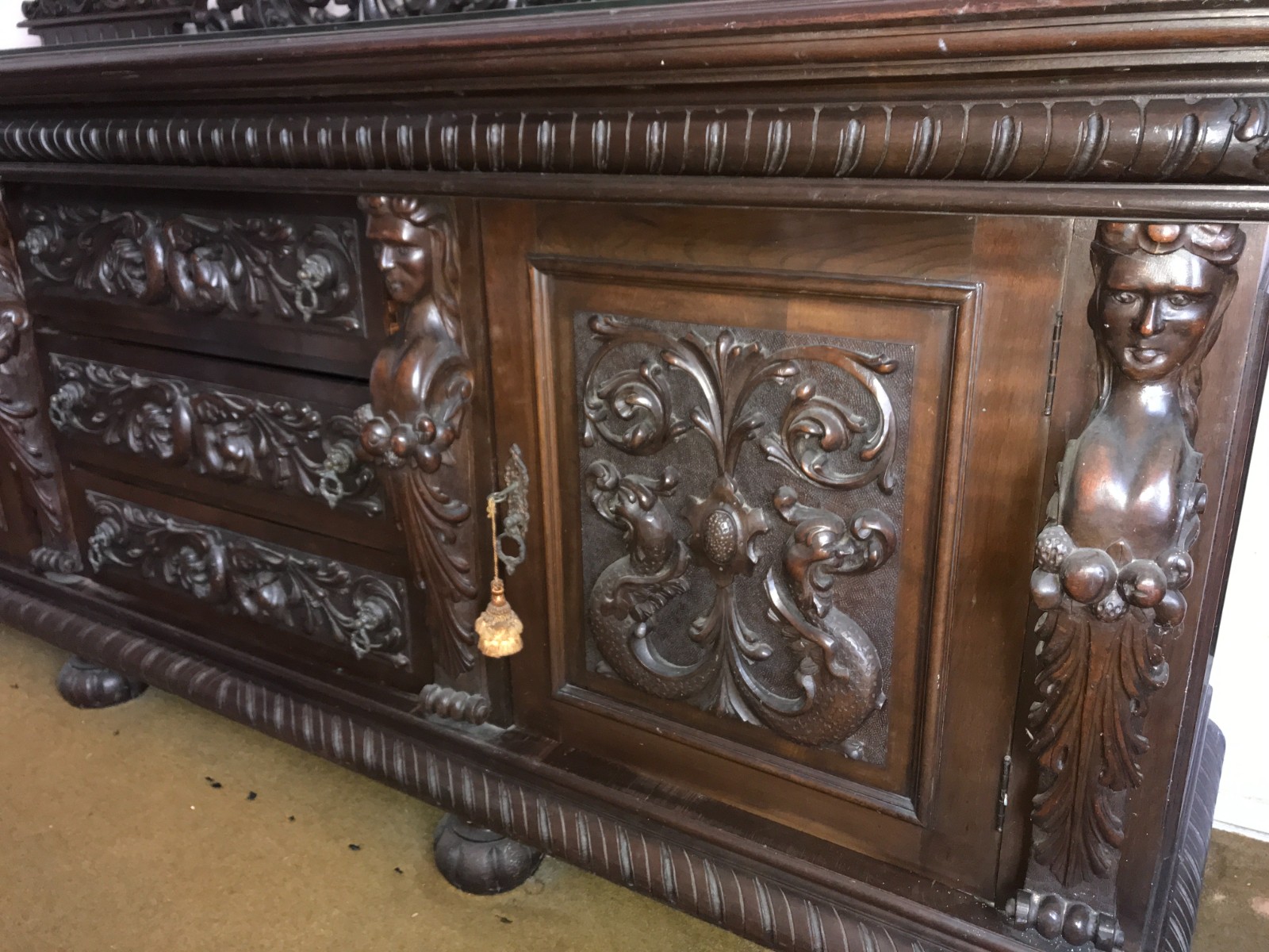 Arca buffet de madeira nobre ricamente trabalhada, 3 gavetas centrais... - foto 6 de 7