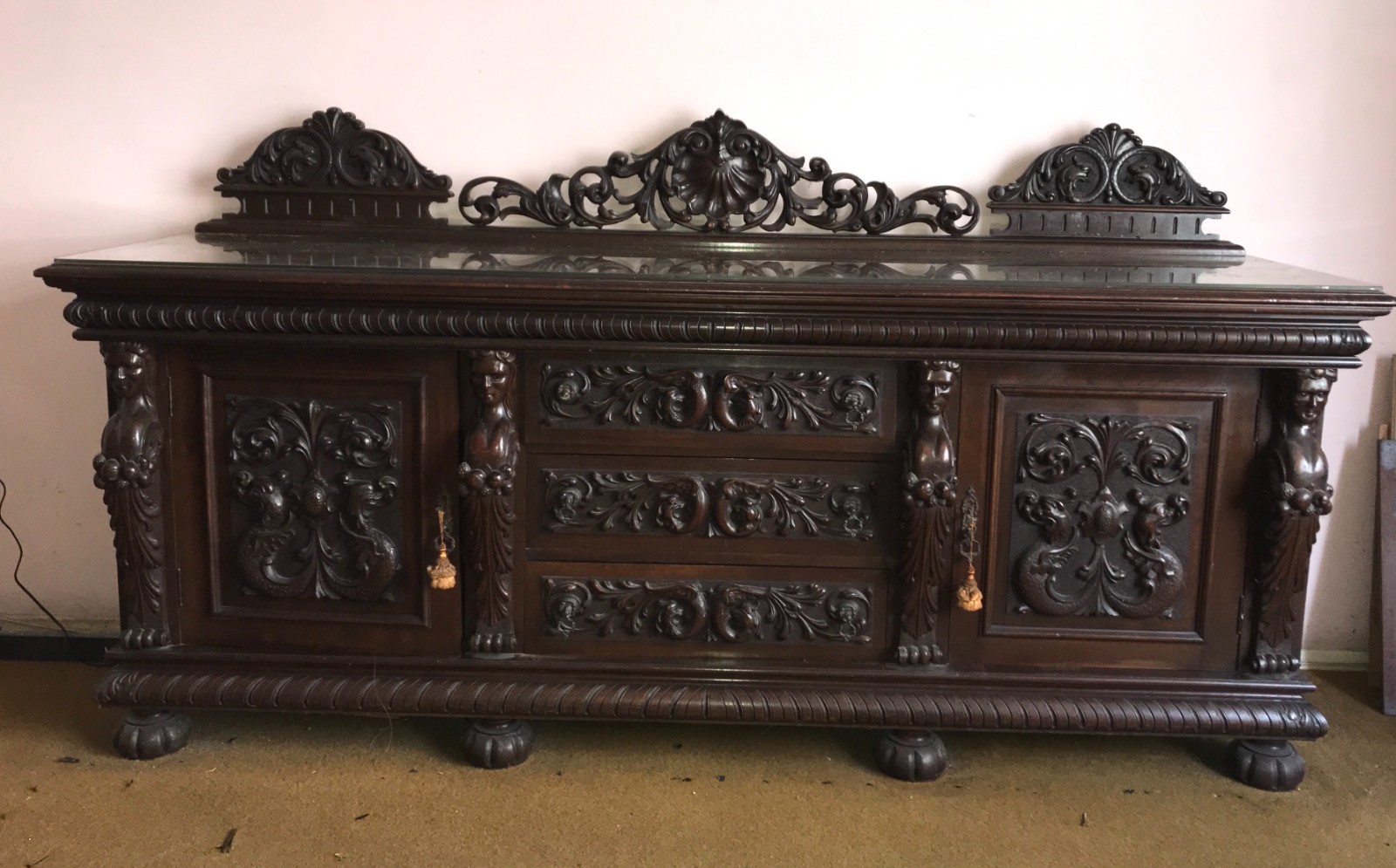 Arca buffet de madeira nobre ricamente trabalhada, 3 gavetas centrais... - foto 1 de 7