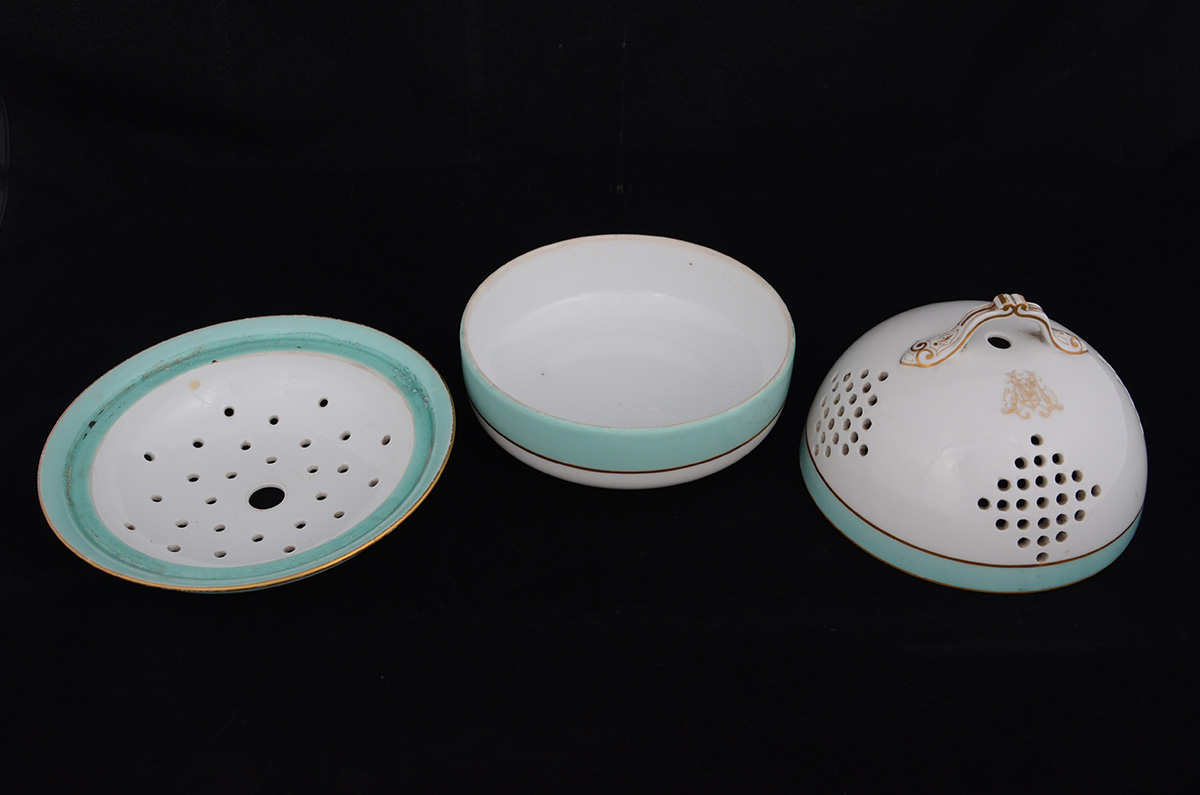 Duas peças, sendo: Rechaud de porcelana ( para agua quente) com faixa... - foto 2 de 2