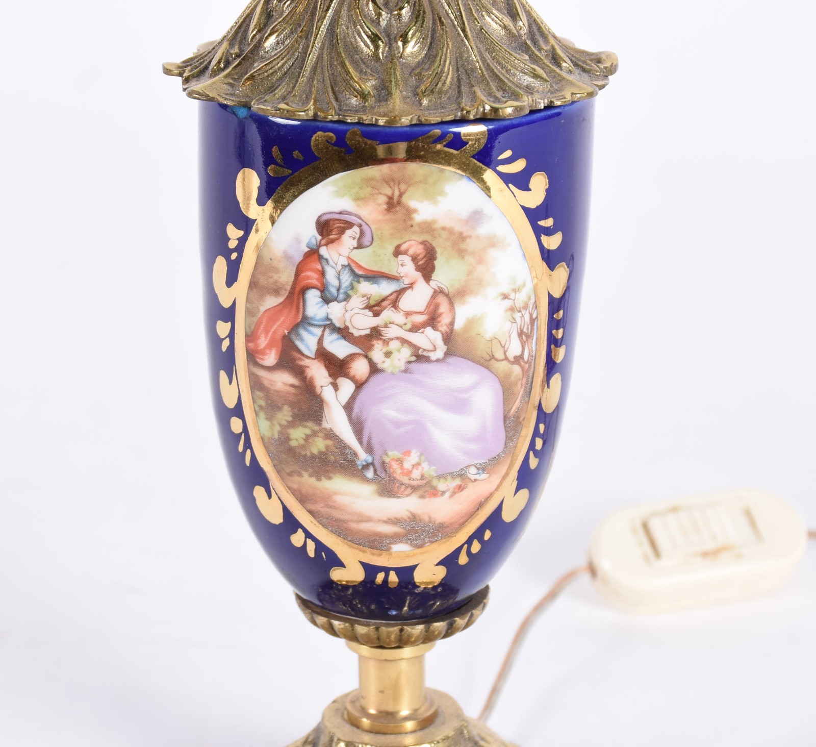 Luminária de porcelana azul cobalto com metal dourado, manga adaptada... - foto 2 de 4