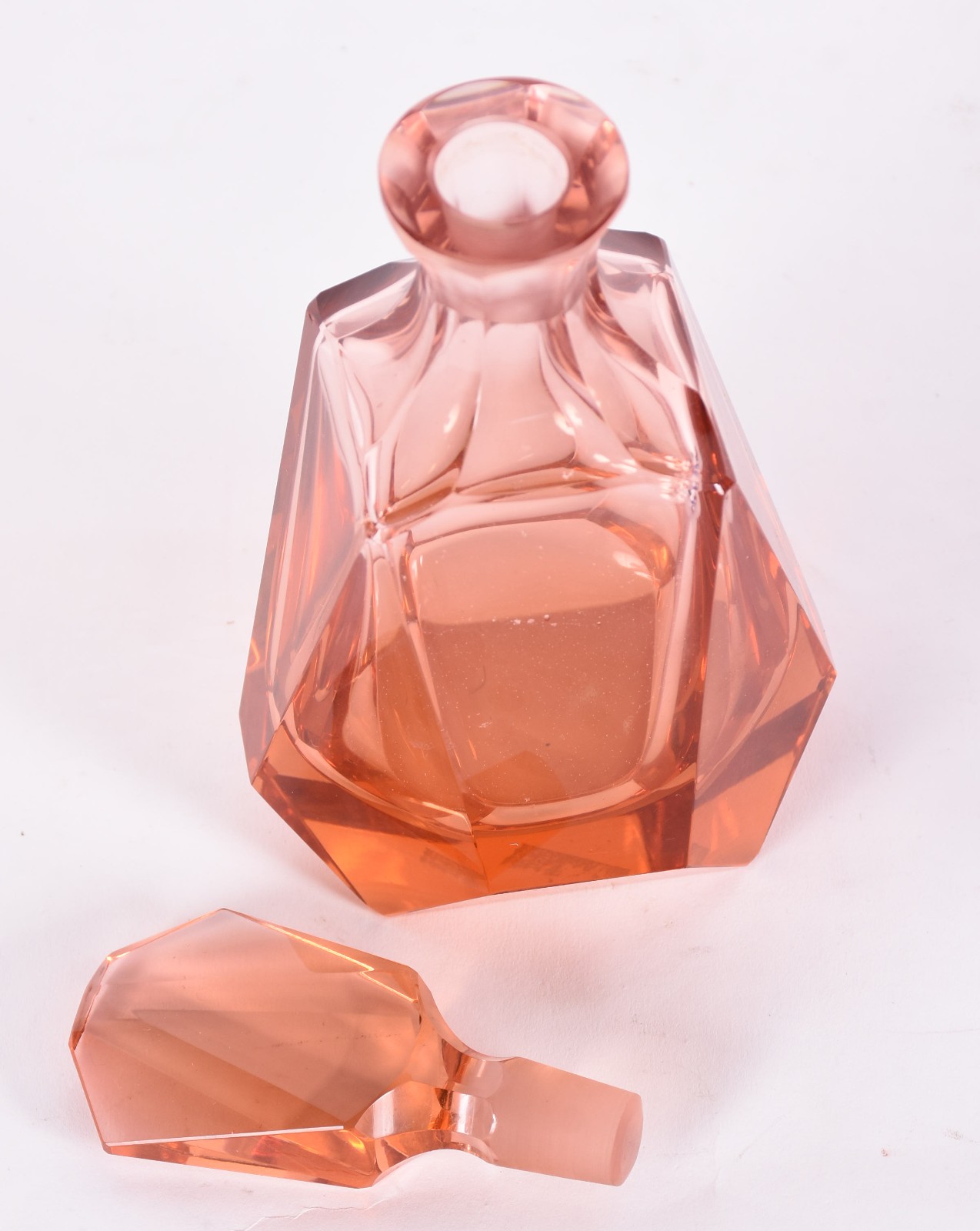 Duas peças, sendo: licoreira de cristal facetado na cor salmon e... - foto 5 de 5