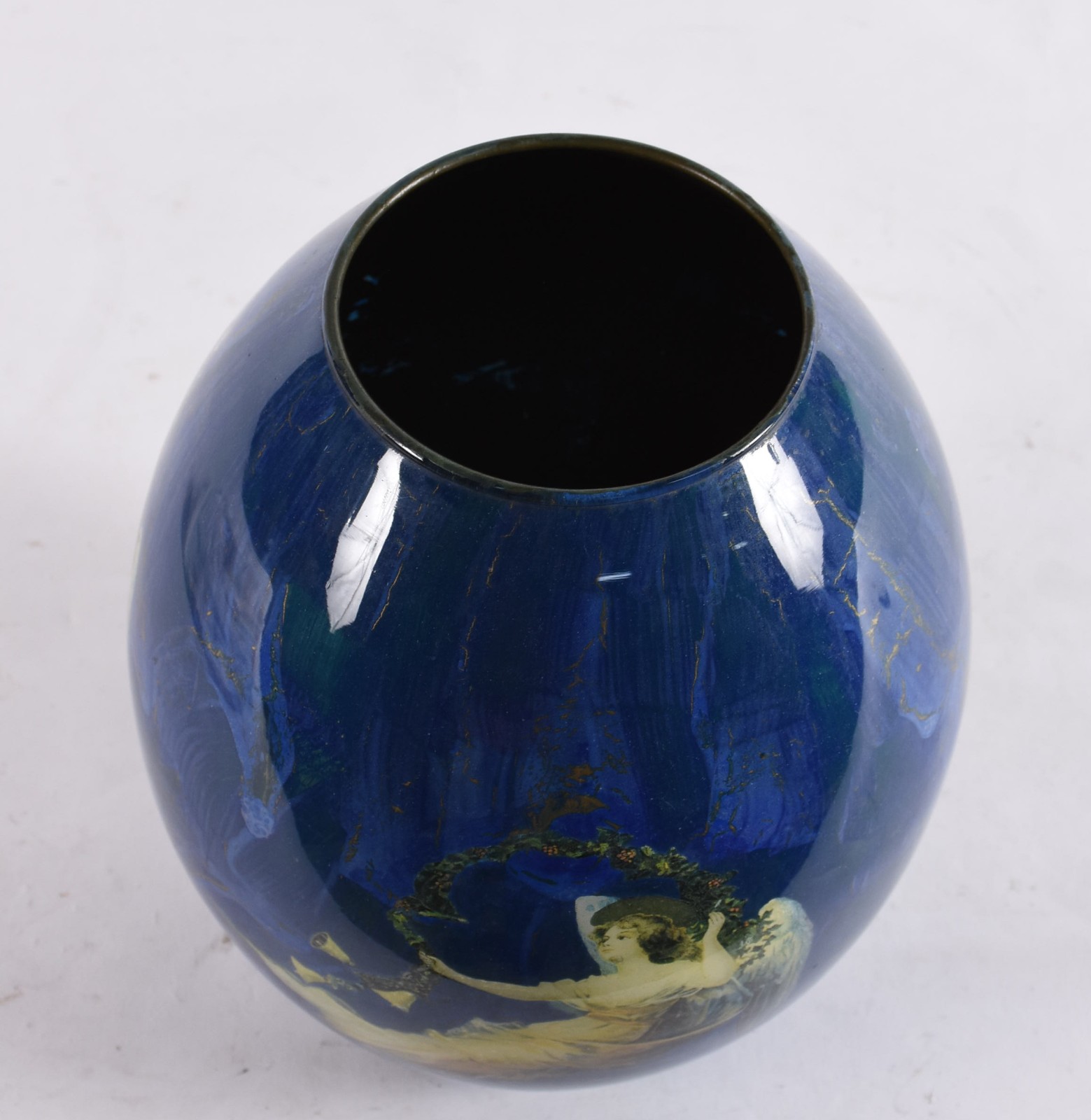 Vaso de vidro pintado em azul com figura angelical em policromia. - foto 3 de 5