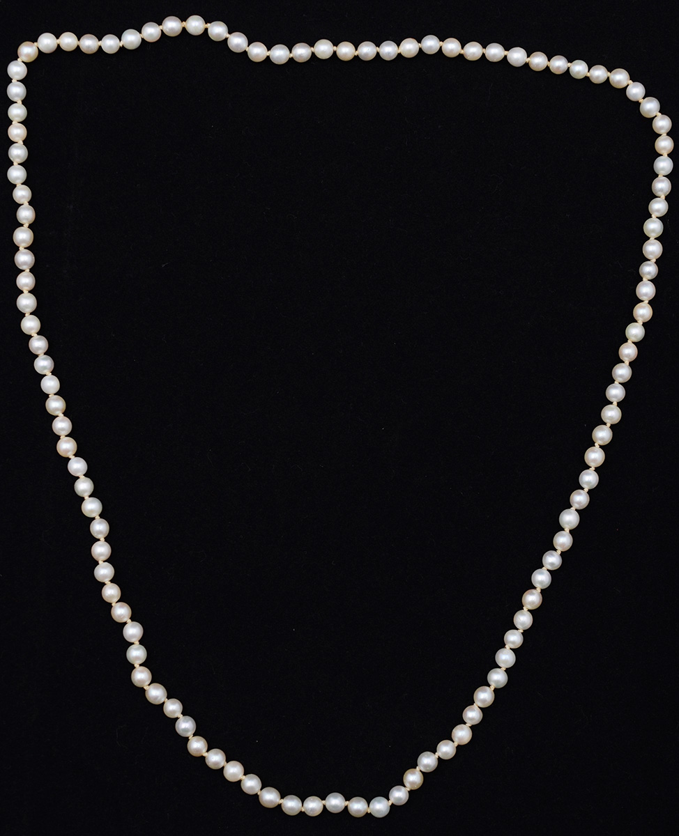 Colar de pérolas, sem fecho. Comprimento 78 cm. - foto 1 de 2