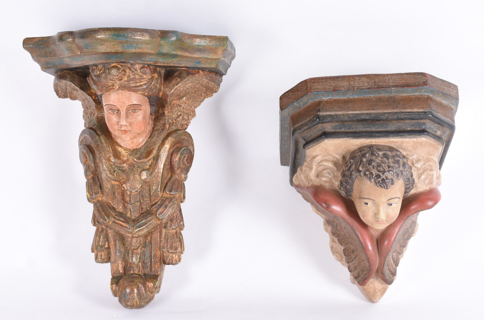 Duas peanhas de madeira entalhada com figuras de anjos. - foto 1 de 3