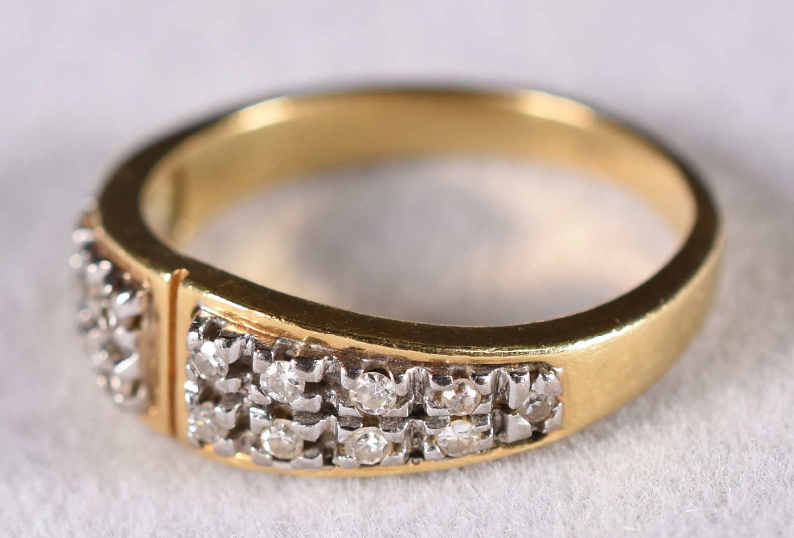 Anel de ouro 18 k com 18 brilhantes, aro 16 (Por motivos de segurança... - foto 2 de 4