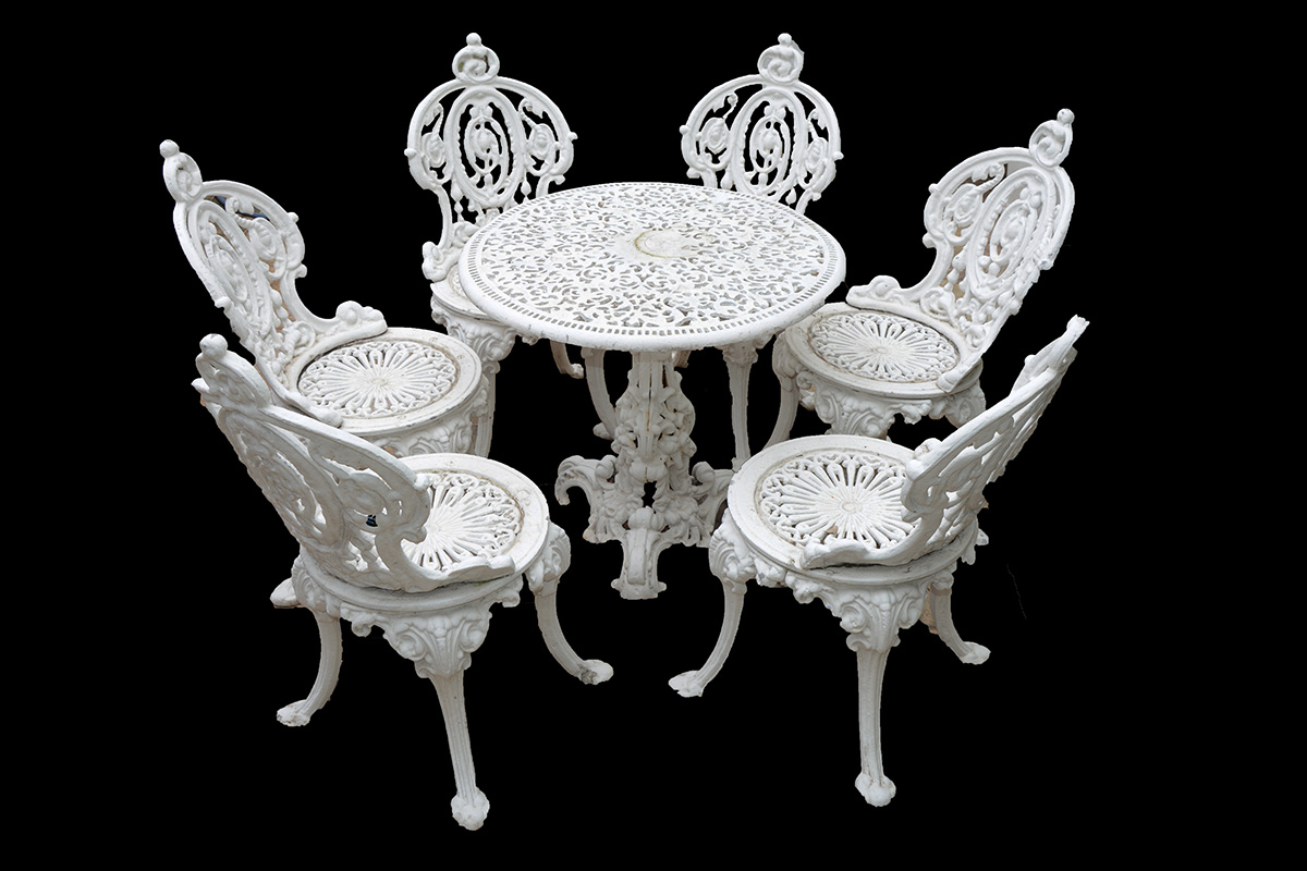 Mesa com 6 cadeiras de ferro pintado de branco. (estas peças não...