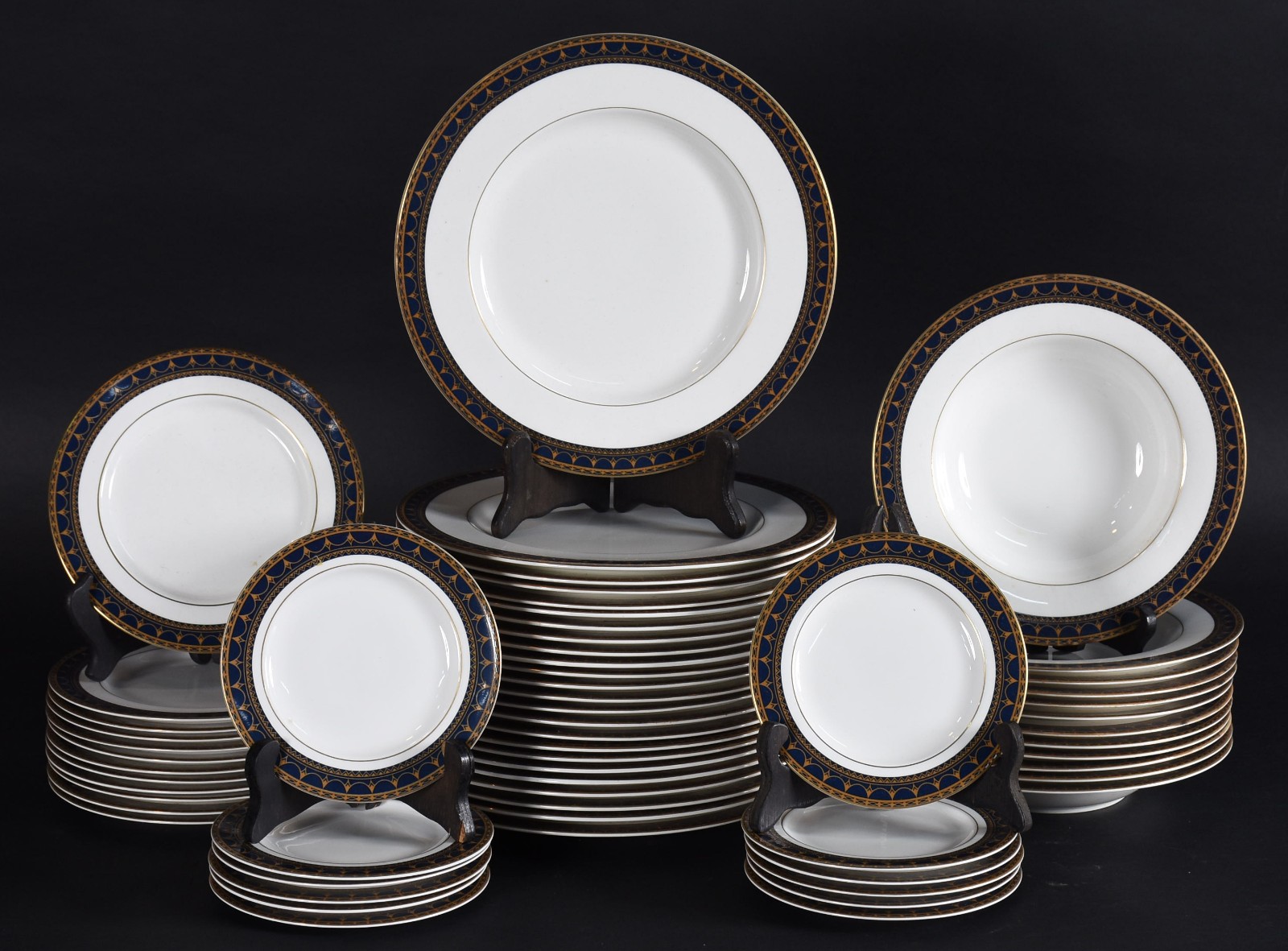 Serviço de porcelana Royal Bone Chine, Thailand, na cor branca com... - foto 1 de 4