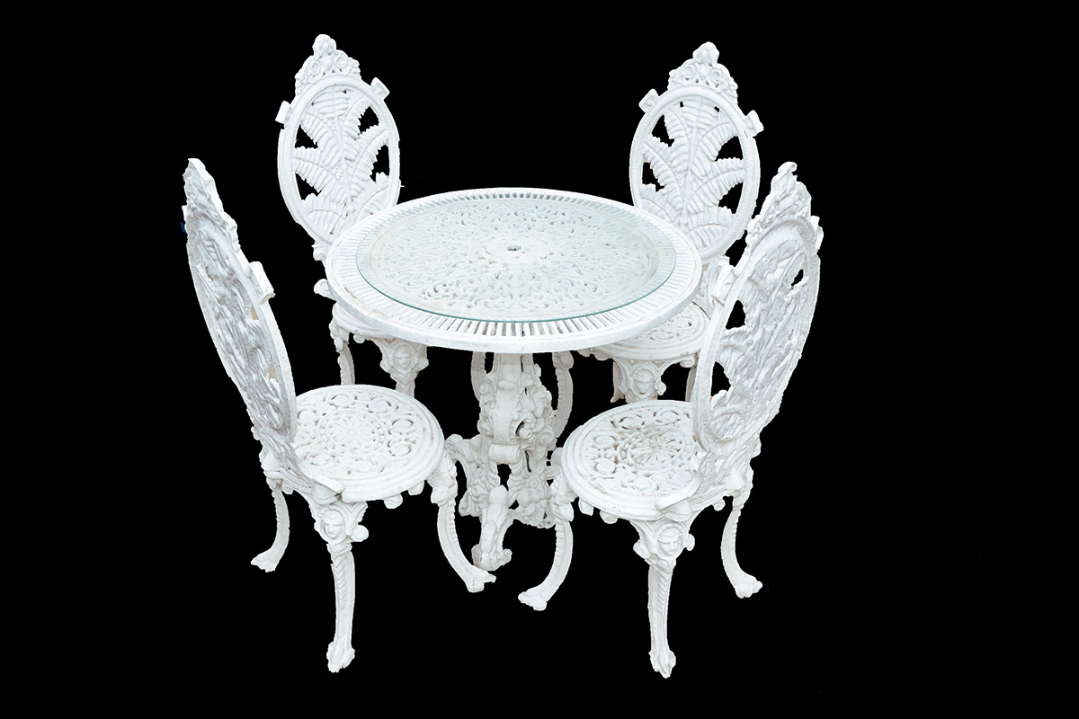 Mesa com 4 cadeiras de ferro pintado de branco. (Estas peças não...