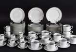 Serviço de chá e café de porcelana Schmidt comp... - Serviço de chá e café de porcelana Schmidt composto de:<br>10 xícaras para café com pires, 11xícaras para chá com pires e 22 pratos para pão (1 ...