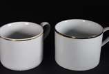 Serviço de chá e café de porcelana Schmidt comp... - Serviço de chá e café de porcelana Schmidt composto de:<br>10 xícaras para café com pires, 11xícaras para chá com pires e 22 pratos para pão (1 ...