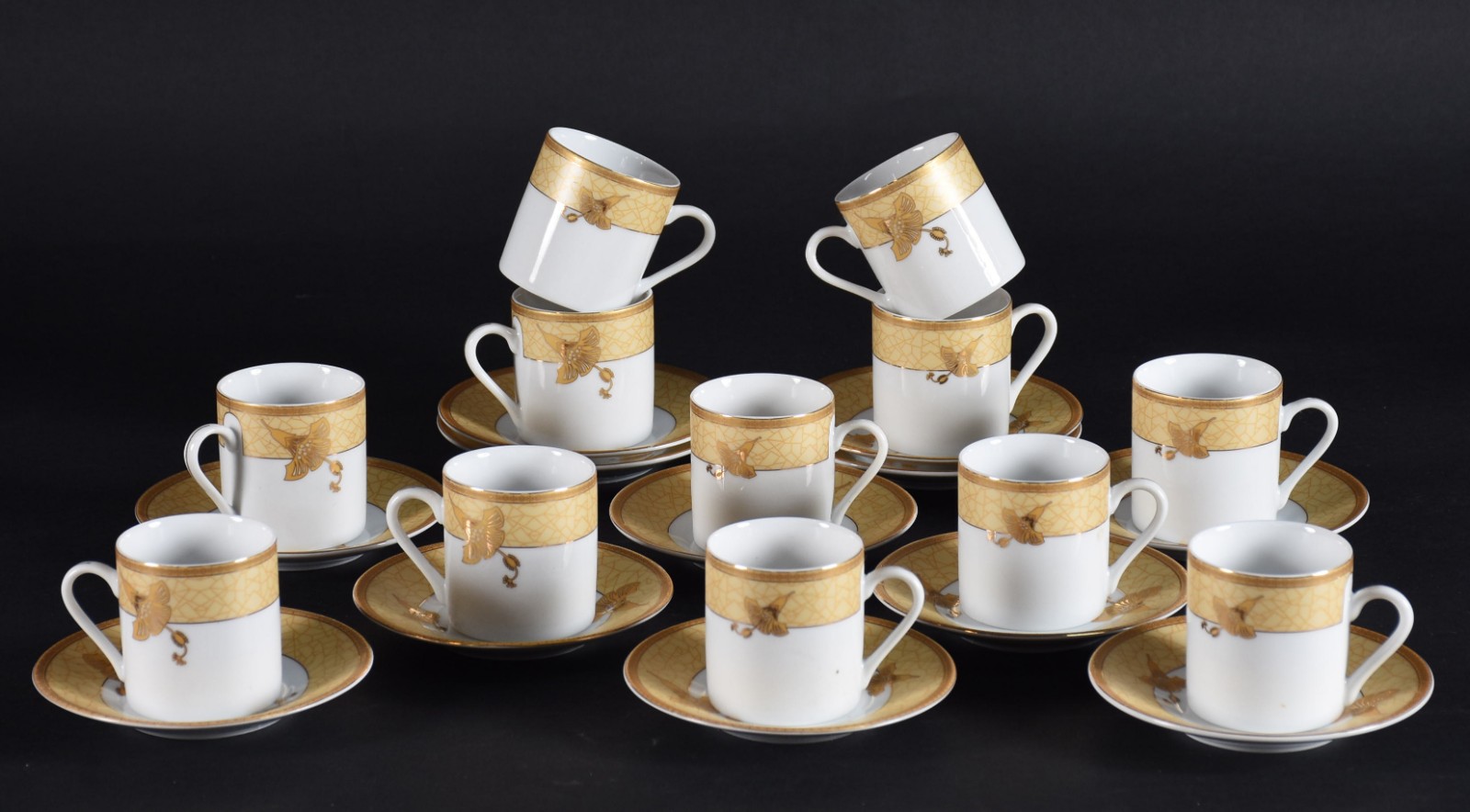 Doze xícaras para café com pires de porcelana branca com grega floral... - foto 1 de 4