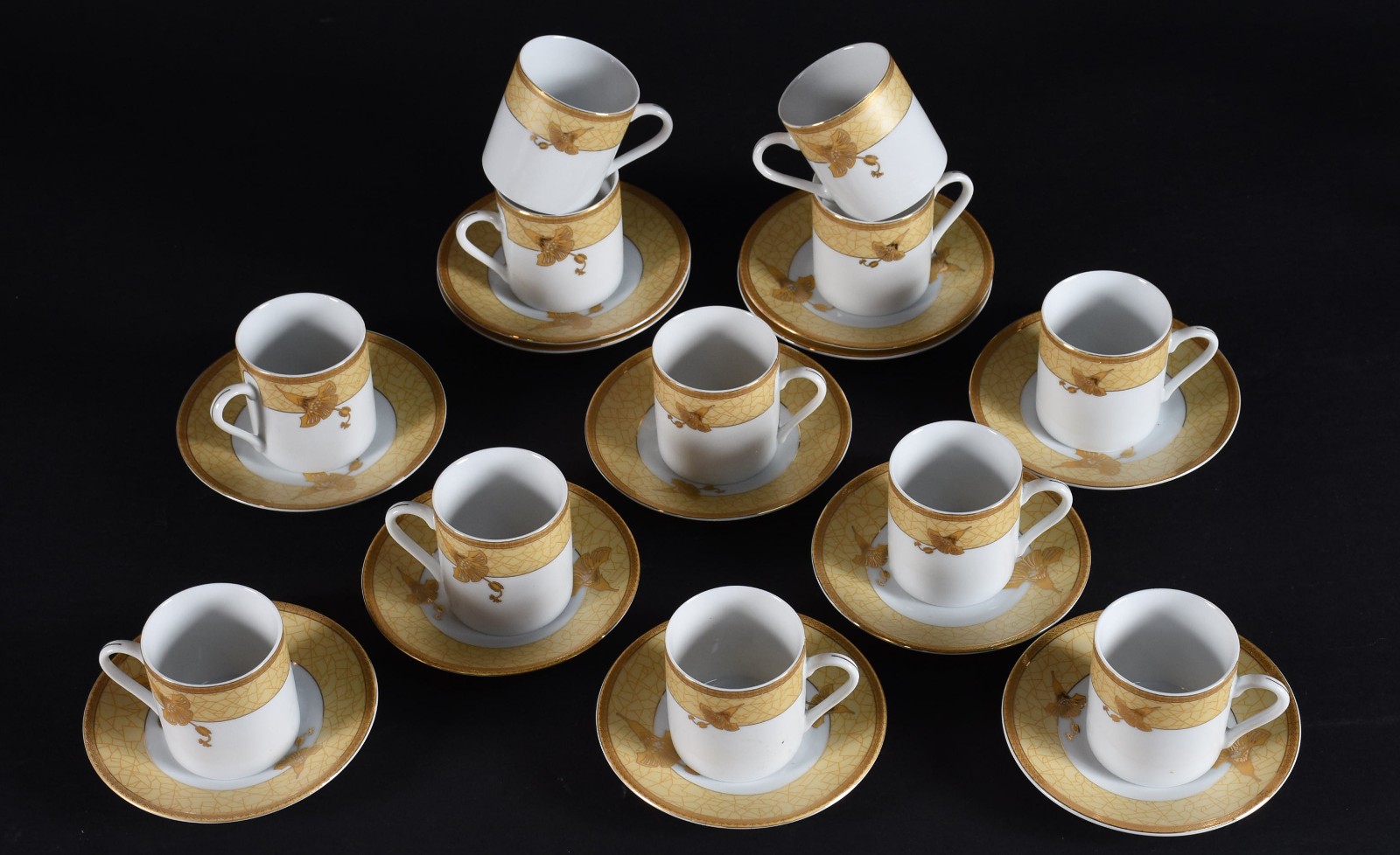 Doze xícaras para café com pires de porcelana branca com grega floral... - foto 2 de 4
