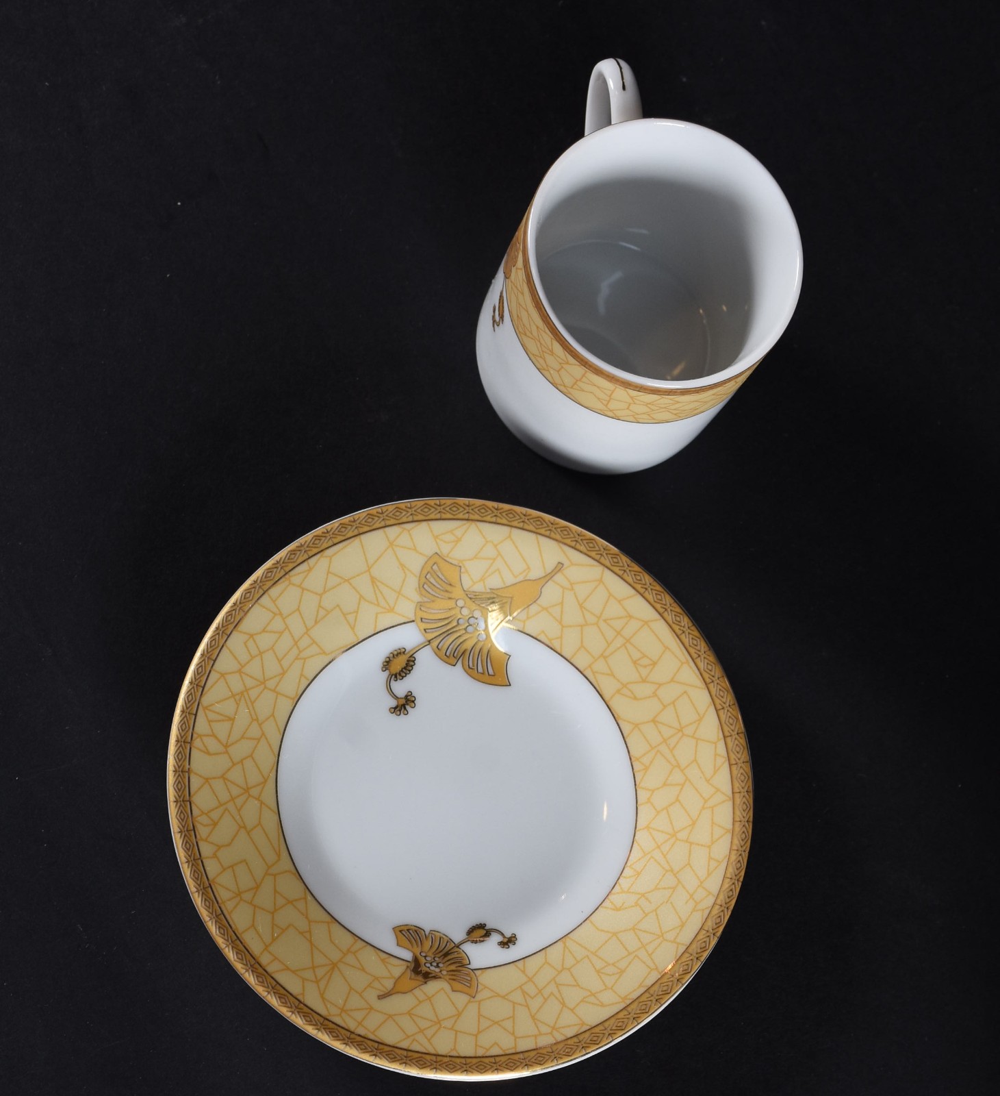 Doze xícaras para café com pires de porcelana branca com grega floral... - foto 3 de 4