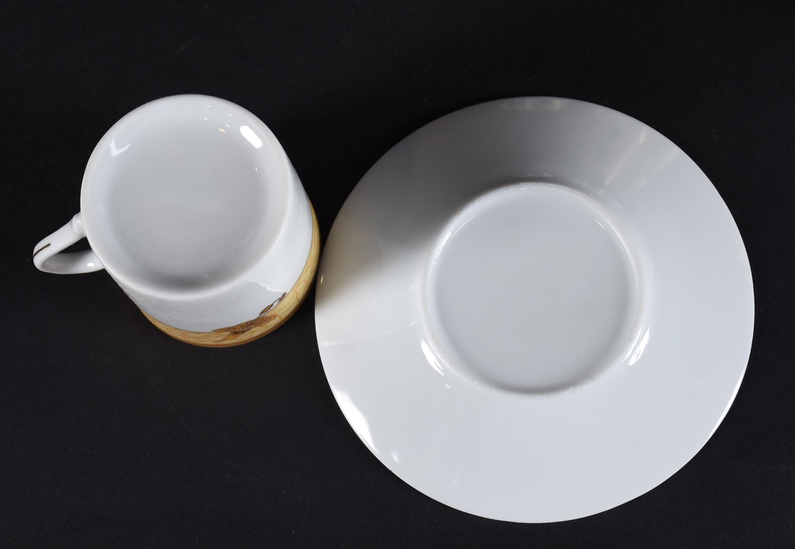 Doze xícaras para café com pires de porcelana branca com grega floral... - foto 4 de 4