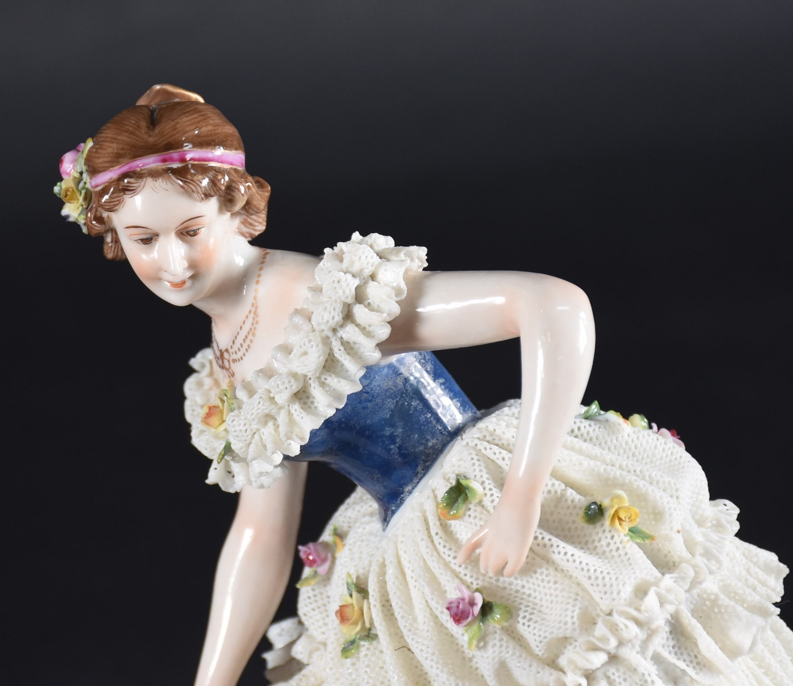 Escultura de porcelana alemã policromada representando bailarina... - foto 2 de 6