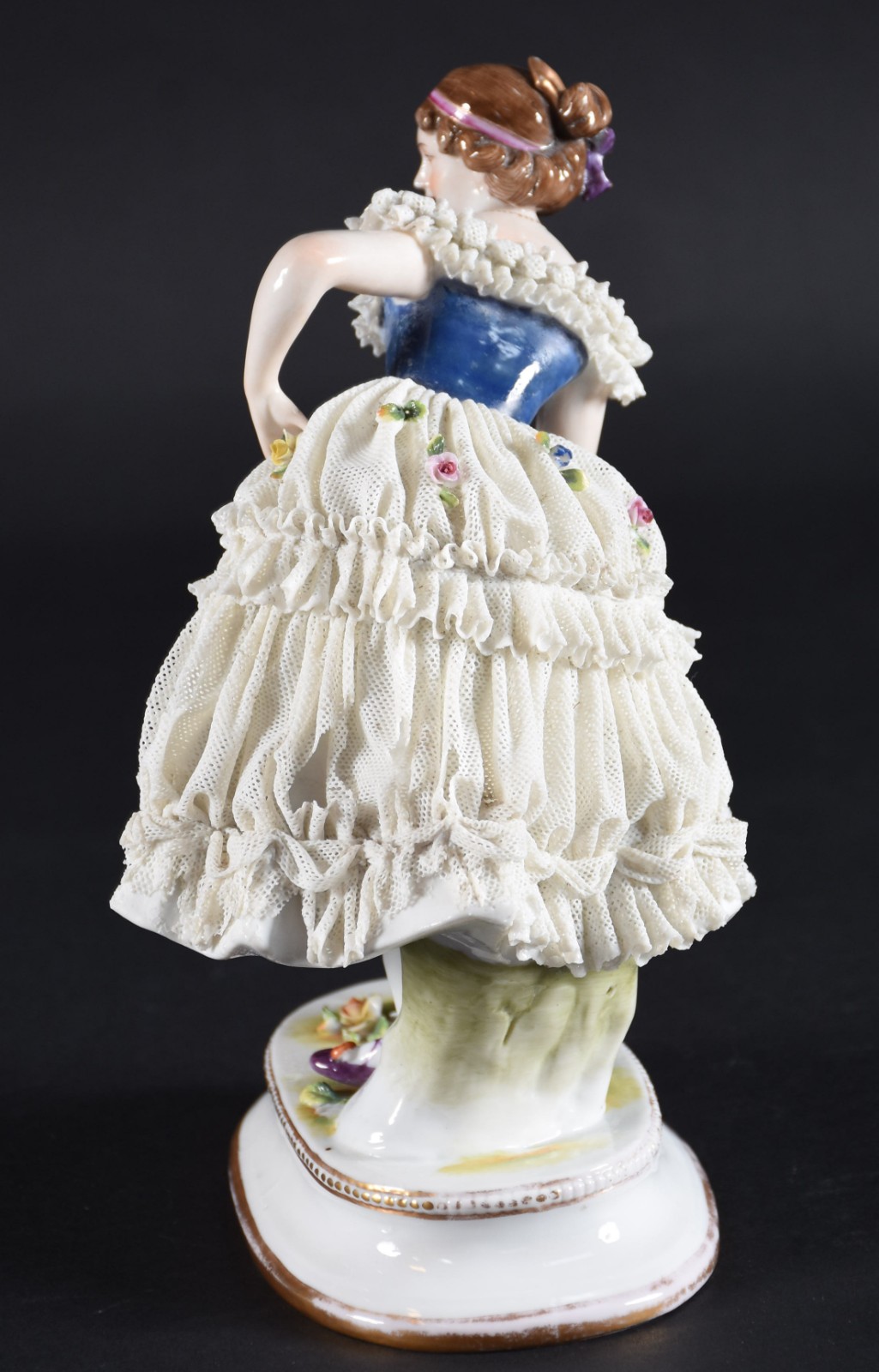 Escultura de porcelana alemã policromada representando bailarina... - foto 4 de 6