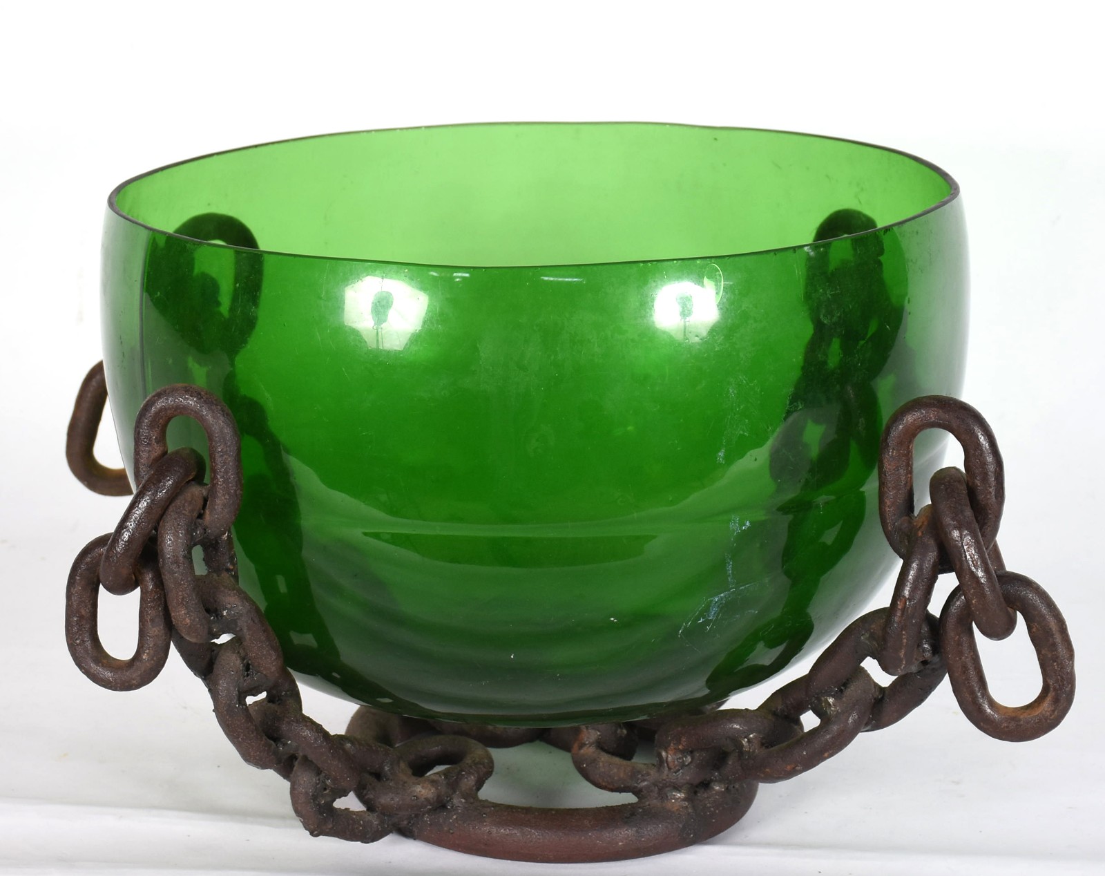 Bowl de vidro verde com correntes de metal. - foto 1 de 3