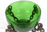 Bowl de vidro verde com correntes de metal. - Bowl de vidro verde com correntes de metal.