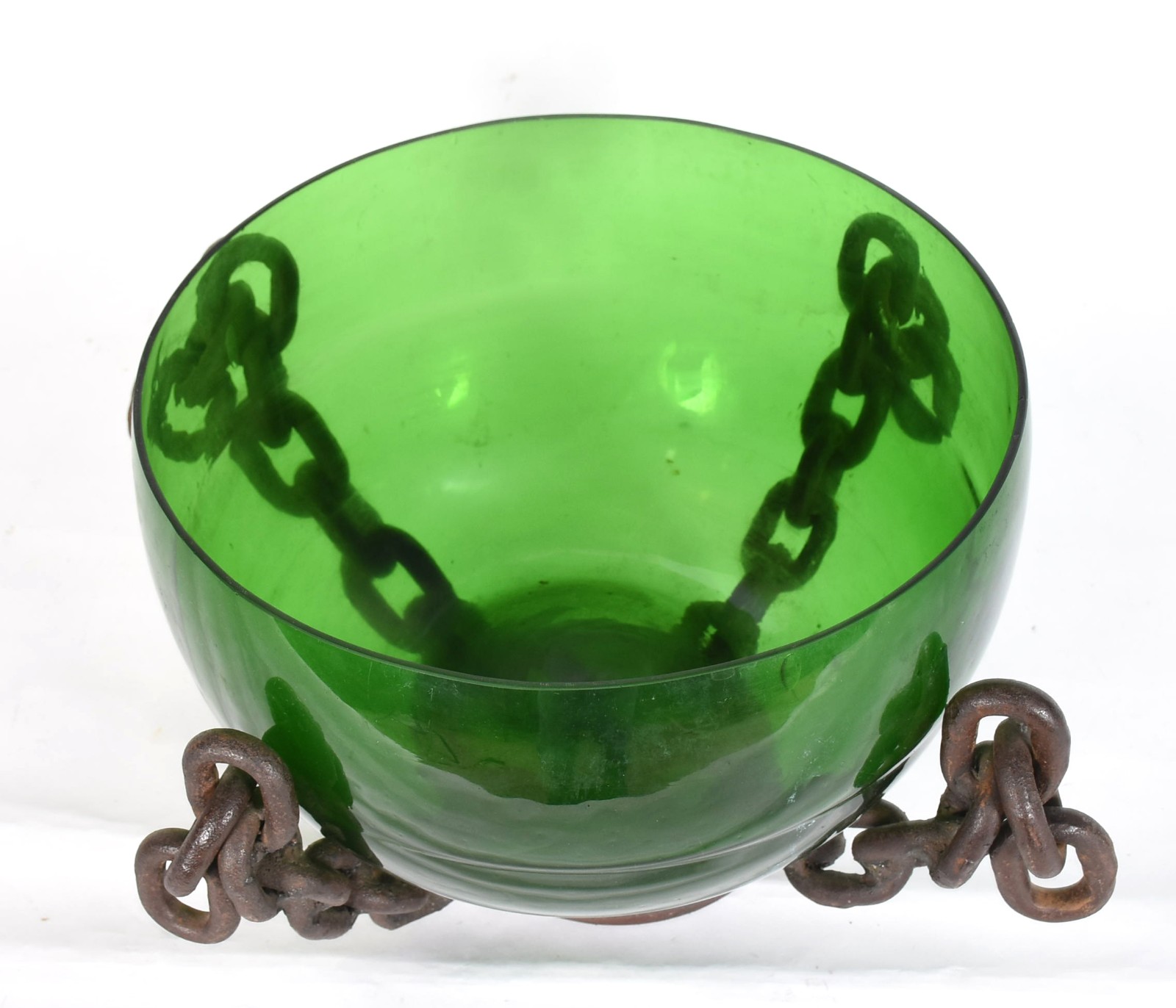 Bowl de vidro verde com correntes de metal. - foto 2 de 3