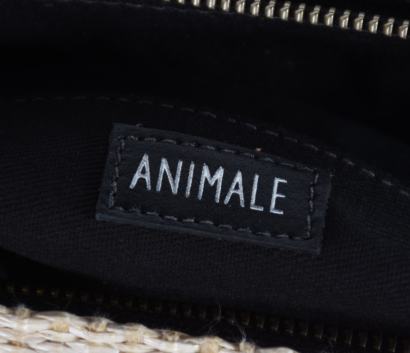 Bolsa feminina com flores e alças escuras, da loja Animale. - foto 4 de 6
