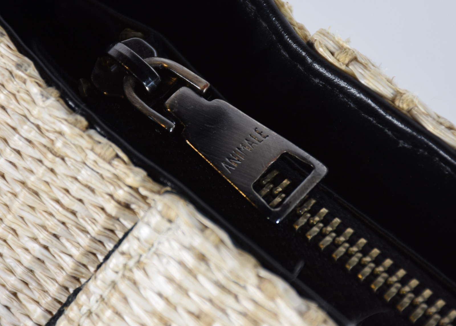 Bolsa feminina com flores e alças escuras, da loja Animale. - foto 6 de 6