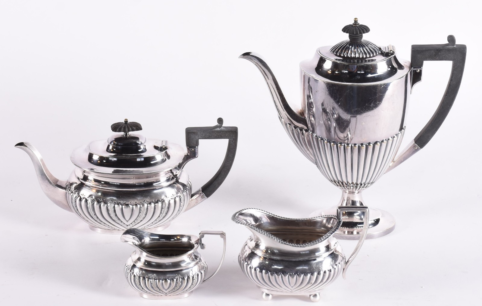 Baixela para chá e café de metal prateado estilo ingles, composto de... - foto 1 de 6