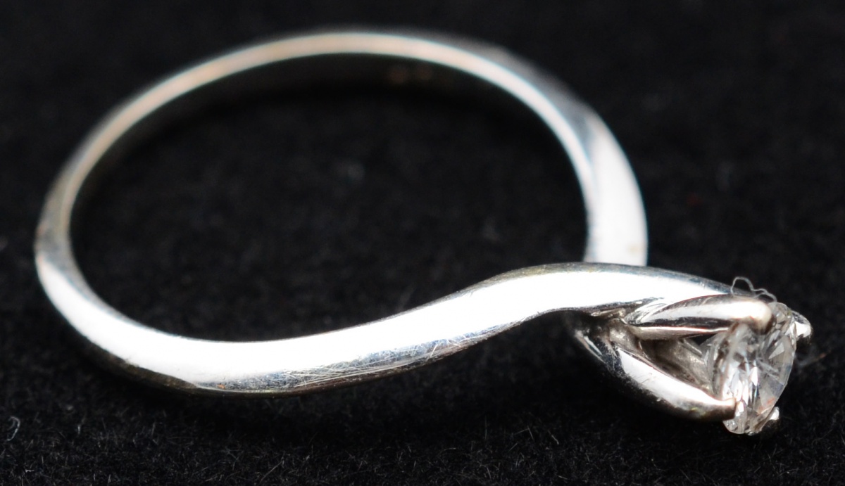 Anel solitário de ouro branco com aproximadamente 0.25 ct de...