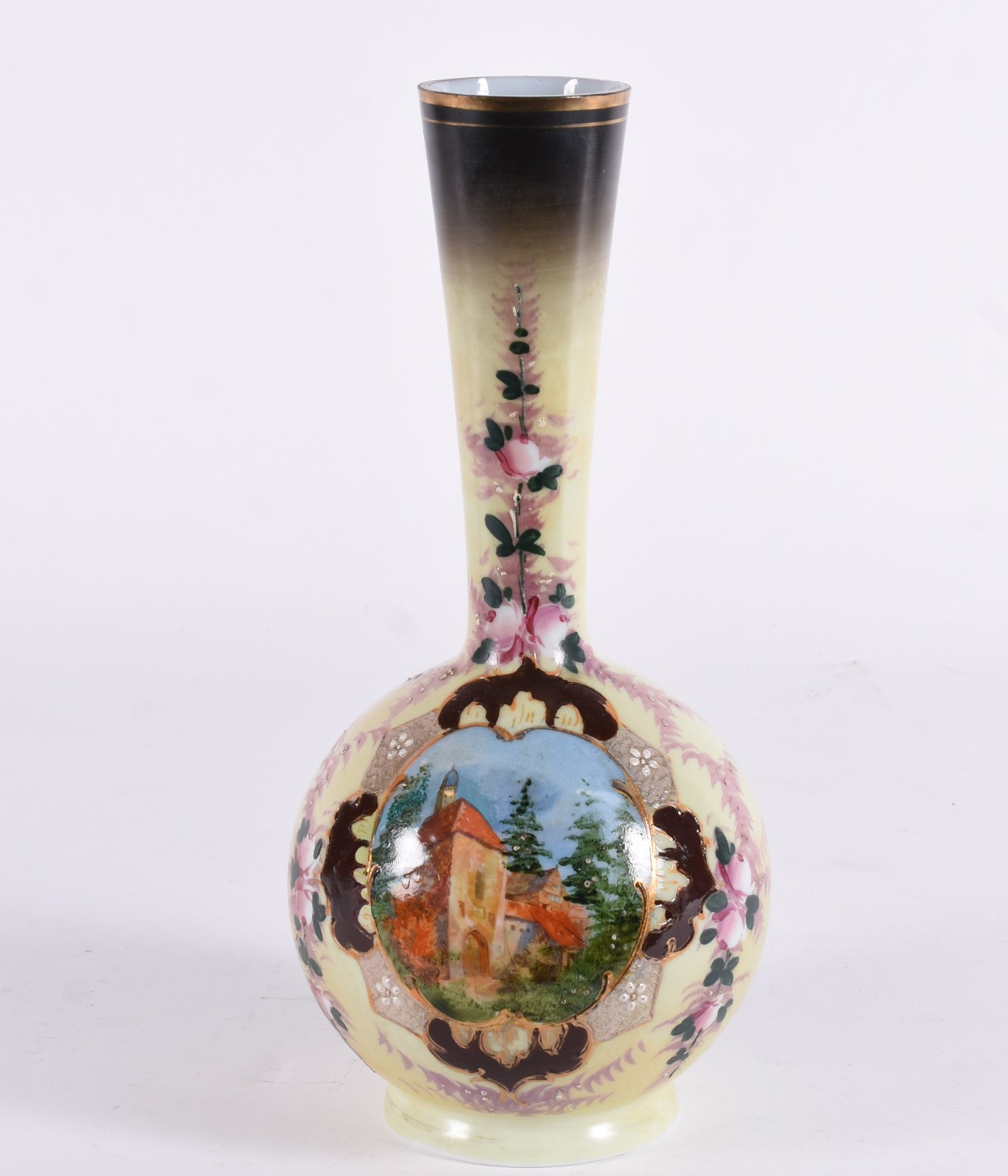Vaso de opalina na cor creme com paisagem em policromia rodeada por... - foto 1 de 5