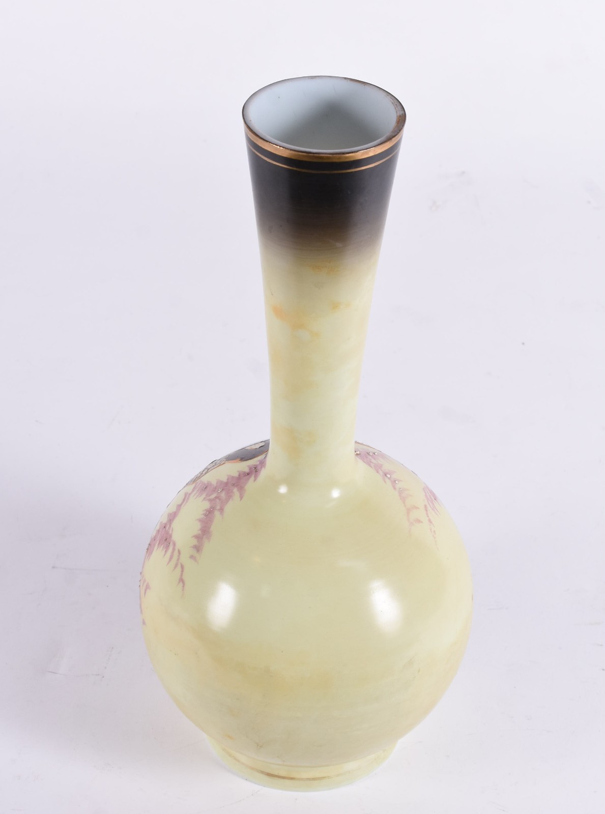 Vaso de opalina na cor creme com paisagem em policromia rodeada por... - foto 4 de 5
