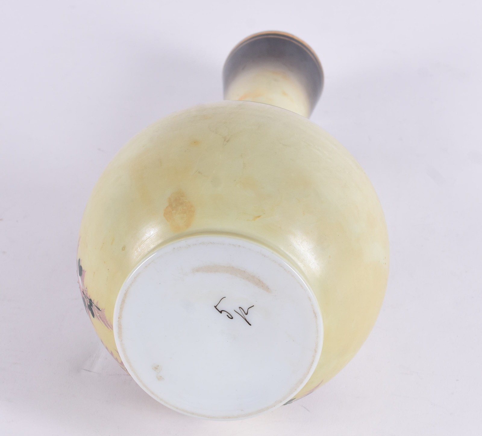 Vaso de opalina na cor creme com paisagem em policromia rodeada por... - foto 5 de 5