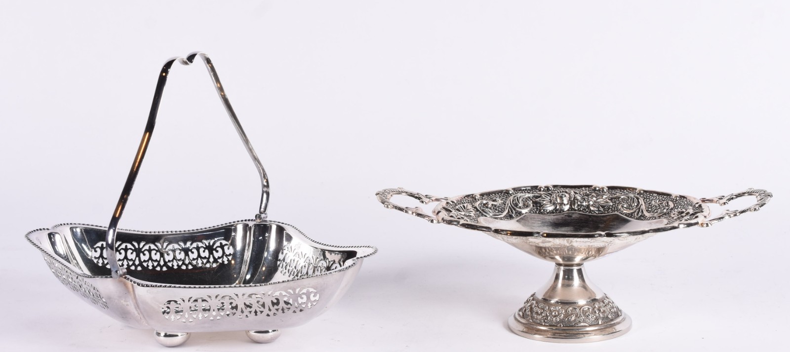 Duas peças de metal prateado, sendo cesta vazada com alça e fruteira... - foto 2 de 4