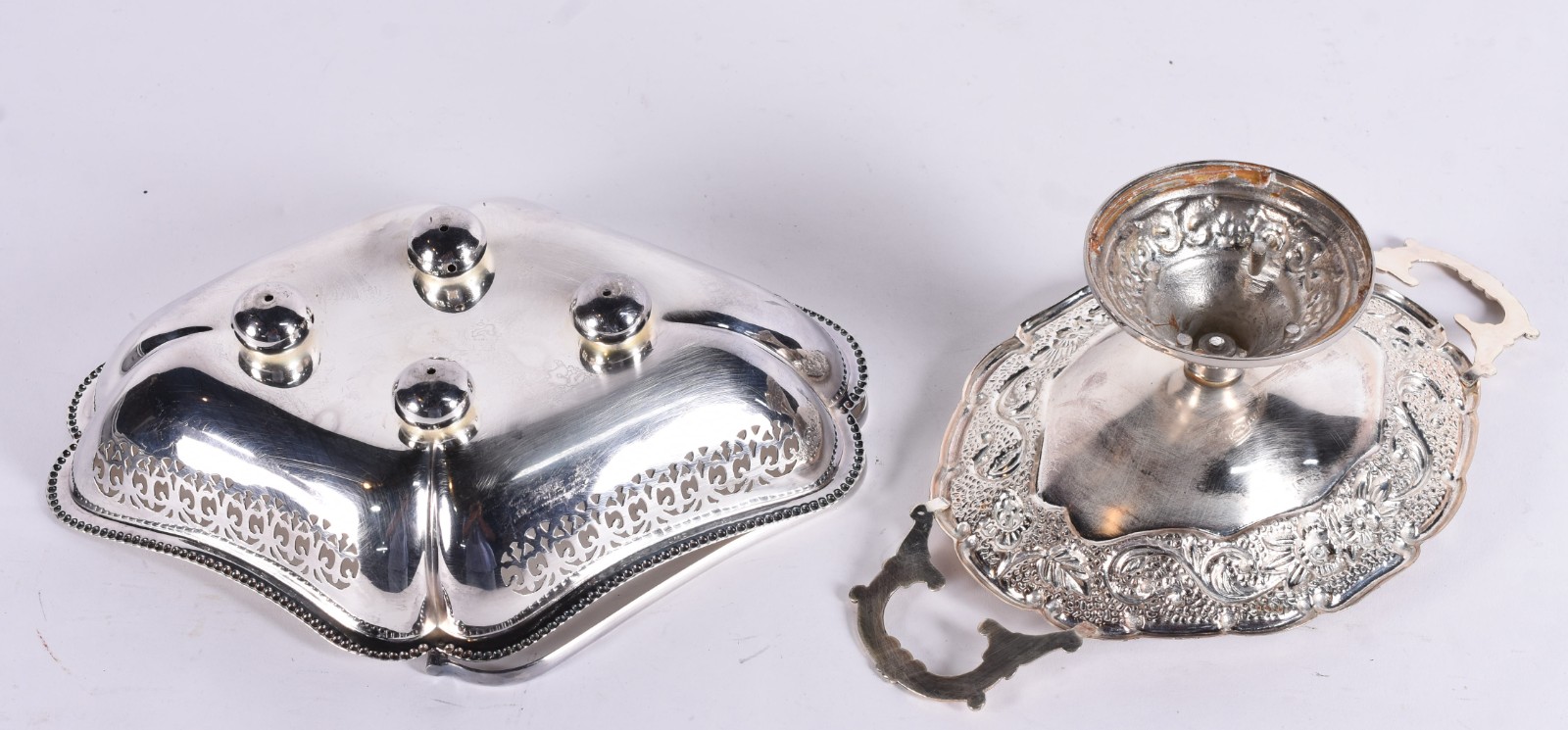 Duas peças de metal prateado, sendo cesta vazada com alça e fruteira... - foto 4 de 4