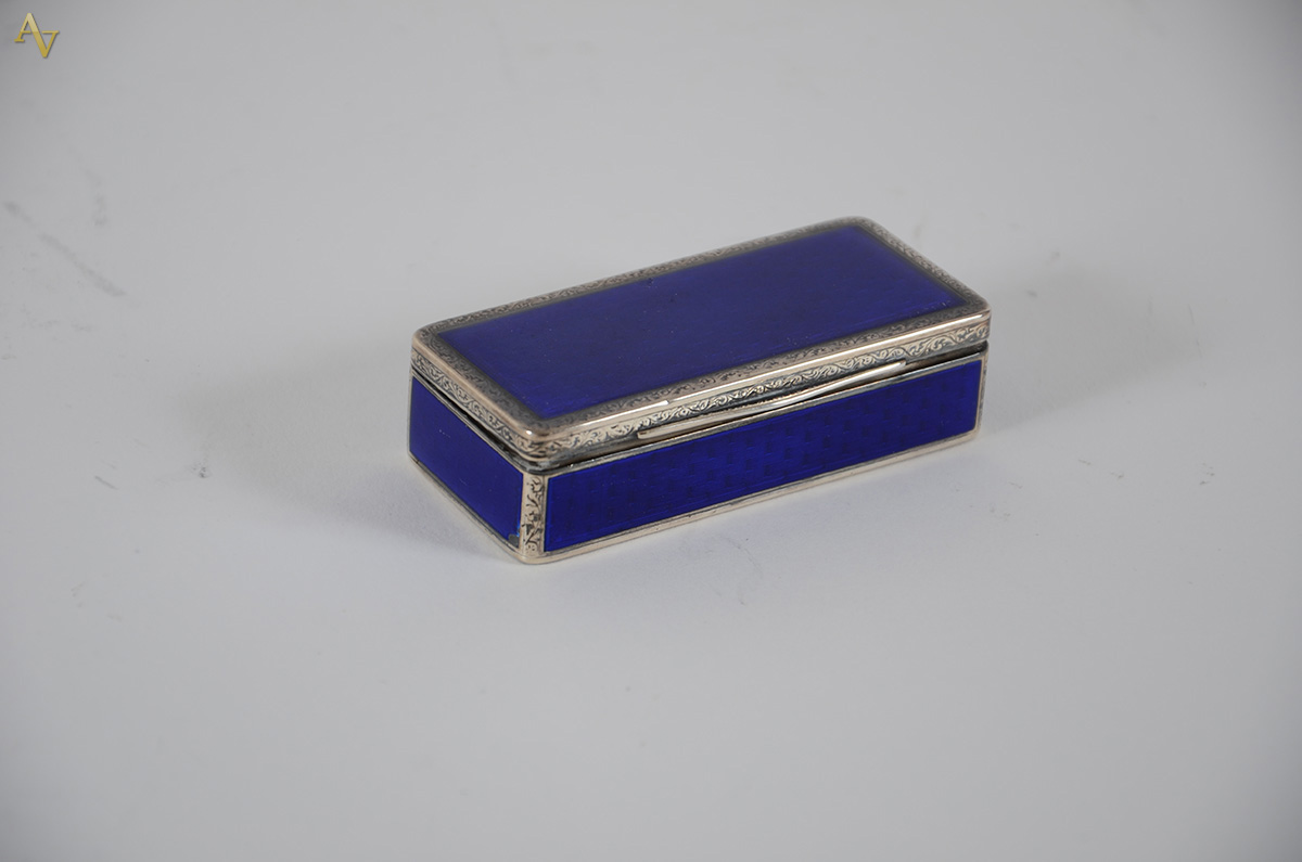 Caixa para rapé de prata e esmalte azul, medindo 8 x 3,5 altura 2 cm. - foto 1 de 2