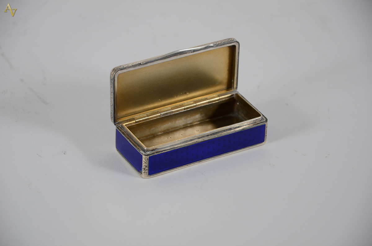 Caixa para rapé de prata e esmalte azul, medindo 8 x 3,5 altura 2 cm. - foto 2 de 2