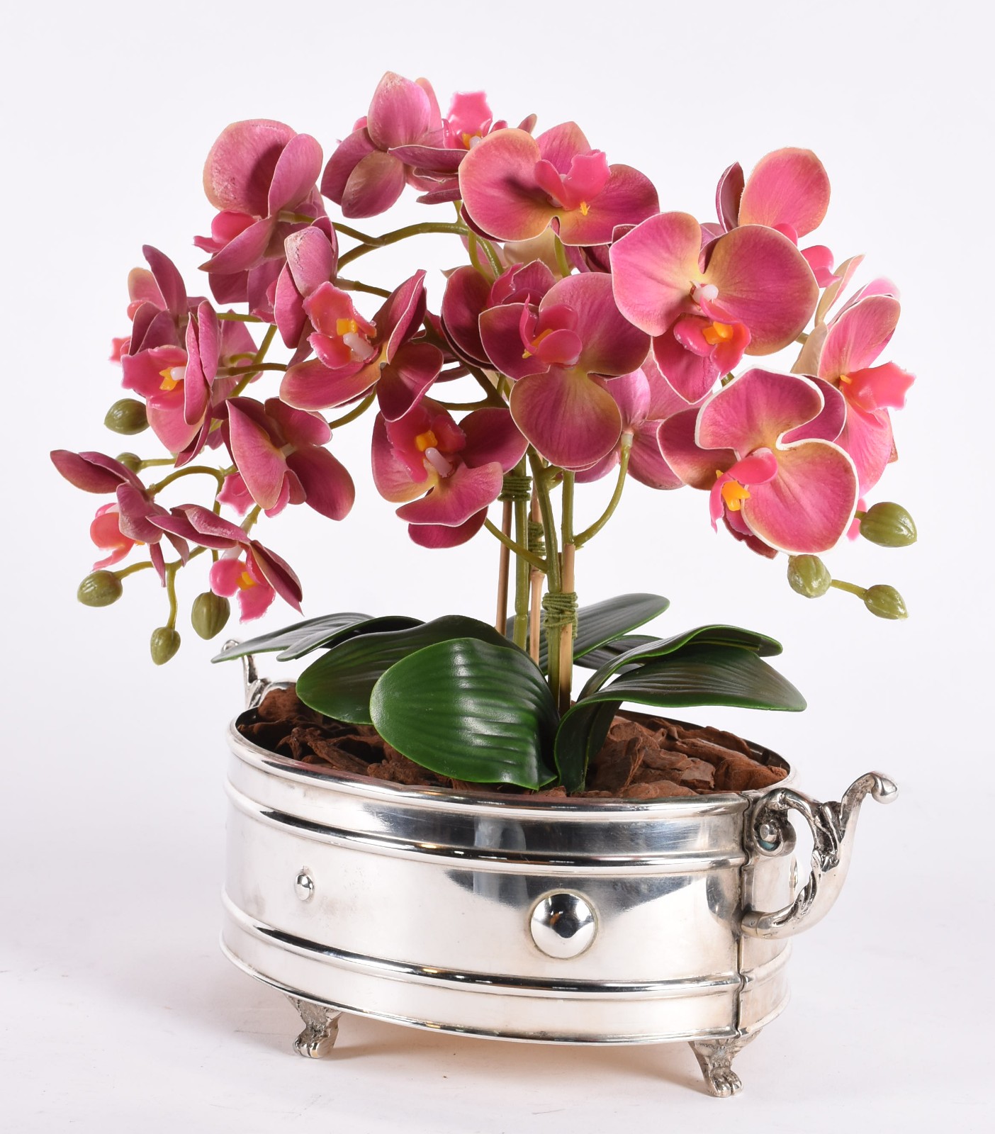 Cachepot com banho de prata com composição floral de orquídeas... - foto 1 de 5