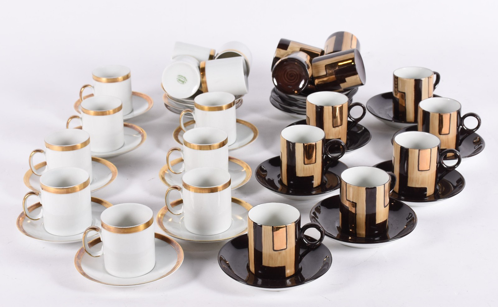 Lote com 23 xícaras de café com pires, sendo 12 de porcelana branca... - foto 1 de 7
