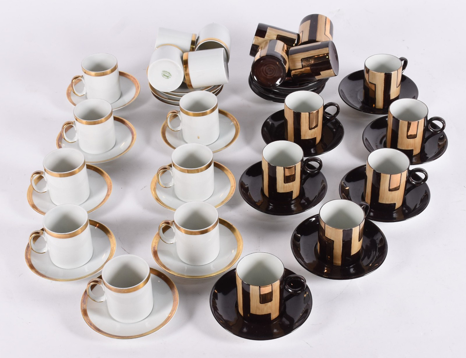 Lote com 23 xícaras de café com pires, sendo 12 de porcelana branca... - foto 2 de 7
