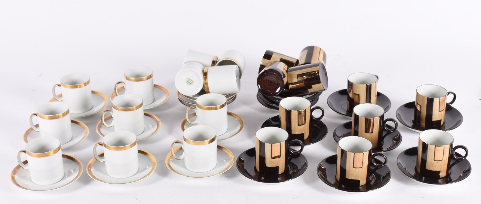 Lote com 23 xícaras de café com pires, sendo 12 de porcelana branca... - foto 3 de 7