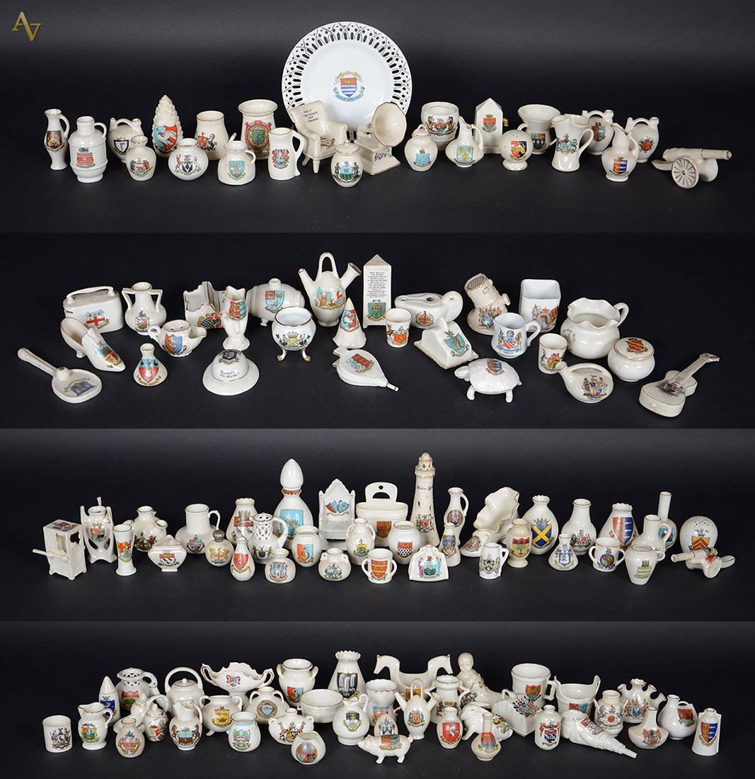 Coleção com 120 peças de porcelana em miniatura (altura média 7 cm)...