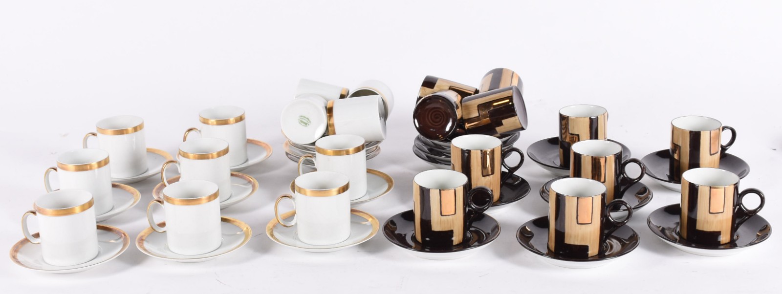 Lote com 23 xícaras de café com pires, sendo 12 de porcelana branca... - foto 4 de 7
